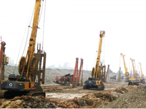 徐(xu)工連(lian)續牆(qiang)機群(qun)樂山(shan)施工(gong)