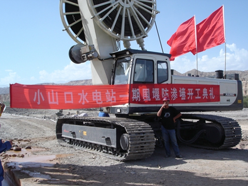 連續牆(qiang)施工-新(xin)疆庫爾(er)勒開都(dou)河水電(dian)站圍堰(yan)工程