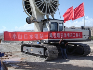 連(lian)續牆施(shi)工-新疆(jiang)庫爾勒(le)開都河(he)水電站(zhan)圍堰工(gong)程