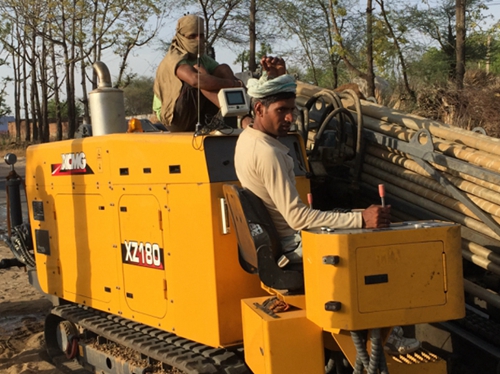 印度(du)黑土地上(shang)穿梭的徐(xu)工金