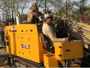 印(yin)度黑(hei)土地(di)上穿(chuan)梭的(de)徐工(gong)金